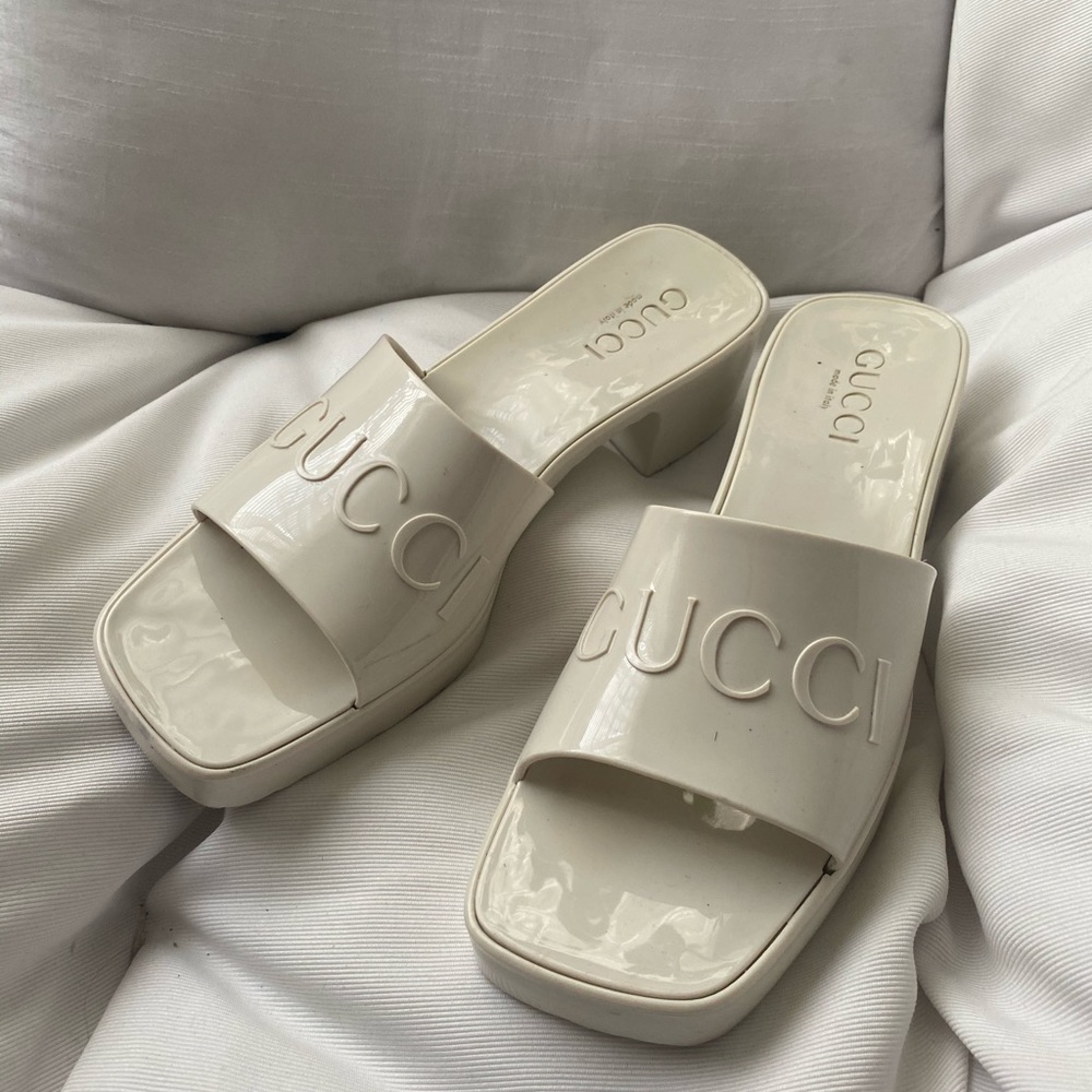 Gucci women’s rubber slide sandal